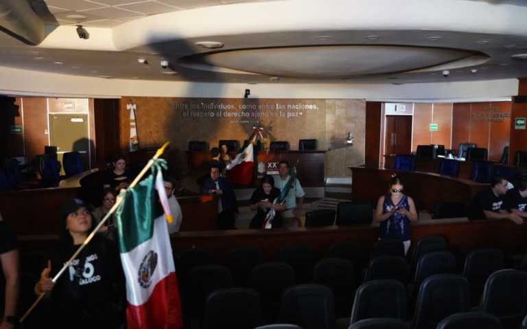 Irrumpen en Congreso de Baja California