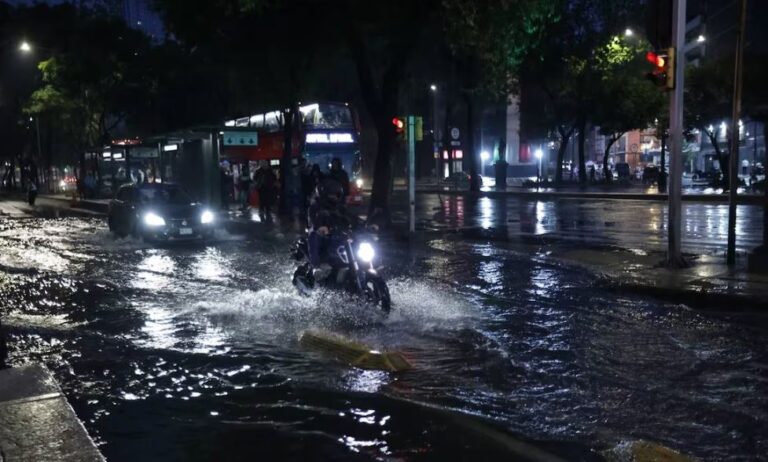 Lluvia paraliza CDMX: hay inundaciones, árboles caídos y transporte público lento