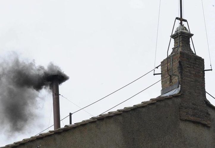 Humo negro en el Vaticano tras primera votación en el cónclave: aún no hay Papa