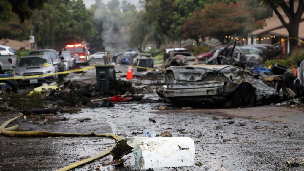 Avioneta deja múltiples muertos tras estrellarse en zona residencial de EU