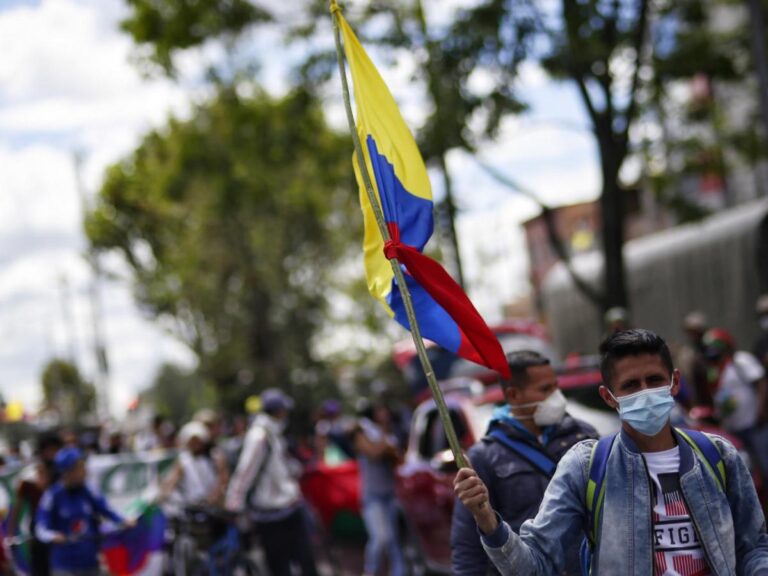 Paro nacional en Colombia comienza con bloqueos al transporte