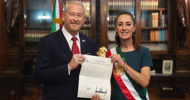 Sheinbaum recibe a Ronald Johnson, embajador de EU.