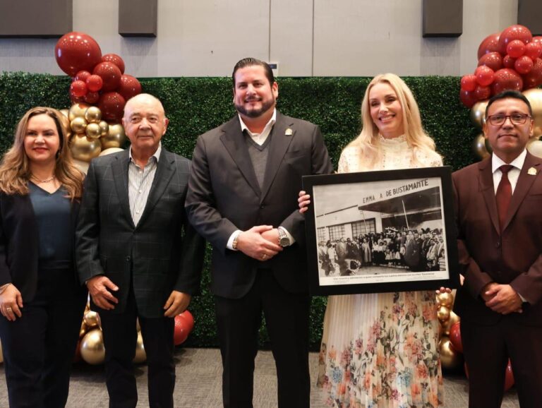 Encabeza Ismael Burgueño conmemoración por el Día de la Maestra y el Maestro