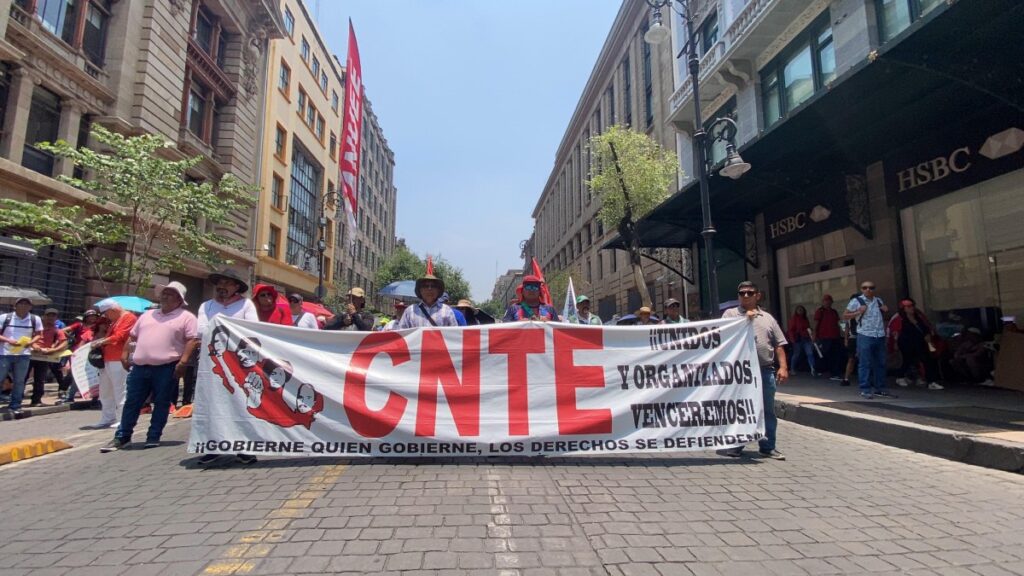 Un día con la CNTE: se preparan los maestros para salir a marchar