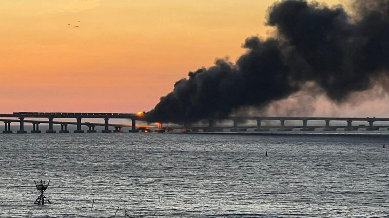 Ucrania ataca el puente de Crimea