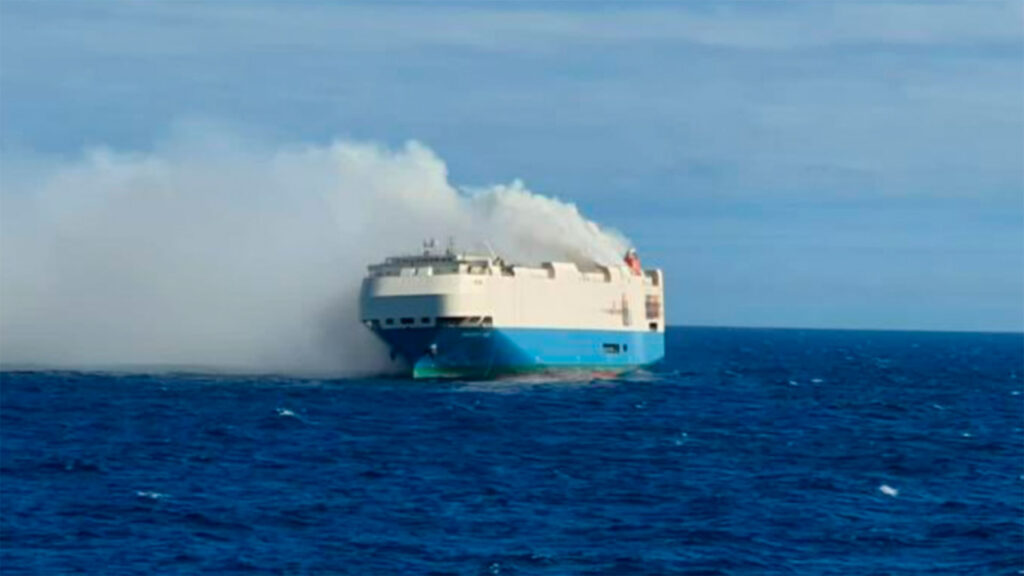 ¿Qué sabemos del barco que se incendió en el Pacífico? Esta era su ruta y carga