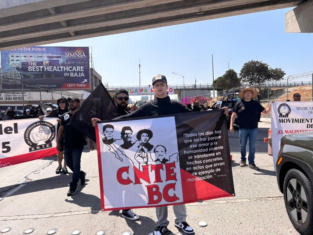 MAESTROS DE LA CNTE BLOQUEAN EL CHAPARRAL