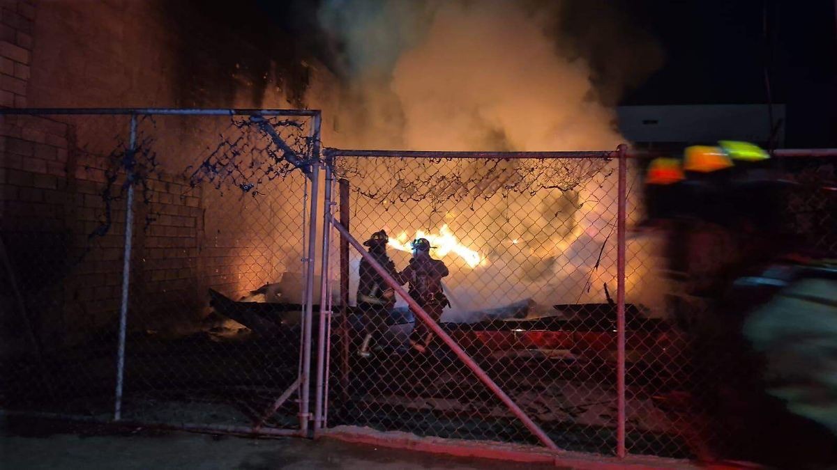 Incendio destruye casas por quema de basura en invasiones — transparente