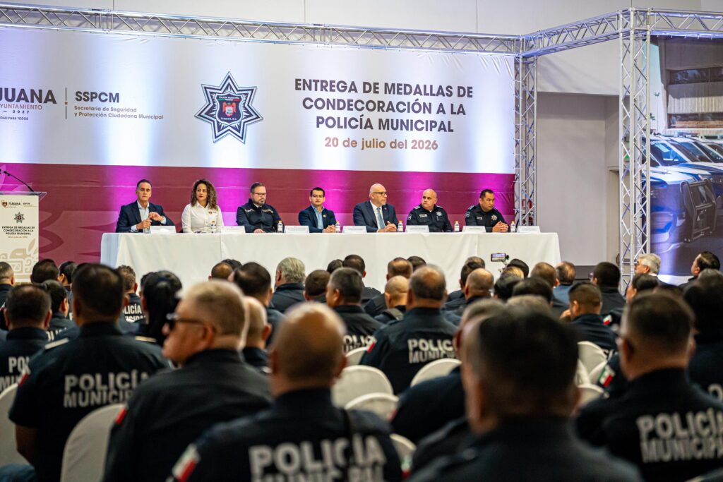 Otorga Abdiel Gutiérrez Coronado medallas de condecoración a la Policía Municipal