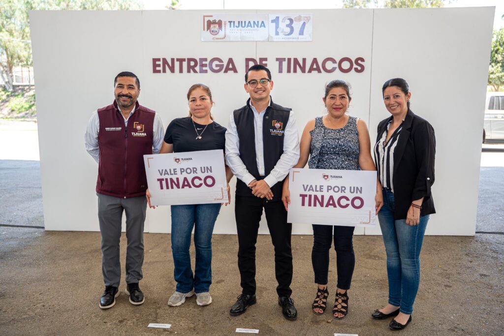 Entrega alcalde Abdiel Gutiérrez tinacos a familias de la delegación La Presa Abelardo L. Rodríguez