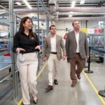 Coloca alcalde Abdiel Gutiérrez Distintivo ACORDE en la empresa ODU México Manufacturing