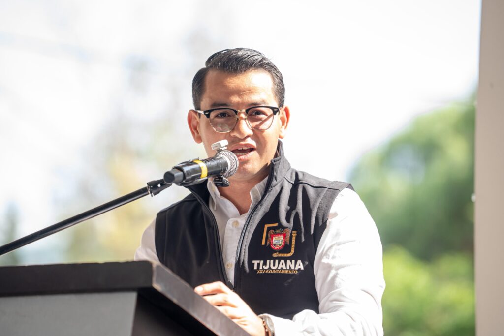 Entrega alcalde Abdiel Gutiérrez 900 tinacos a las familias tijuanenses