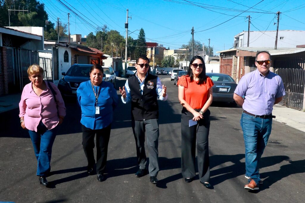 Pavimenta Gobierno Municipal calle Jade en Residencial La Esmeralda