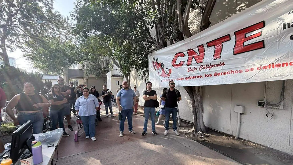 Docentes exigen pagos pendientes y cambios en temas educativos.