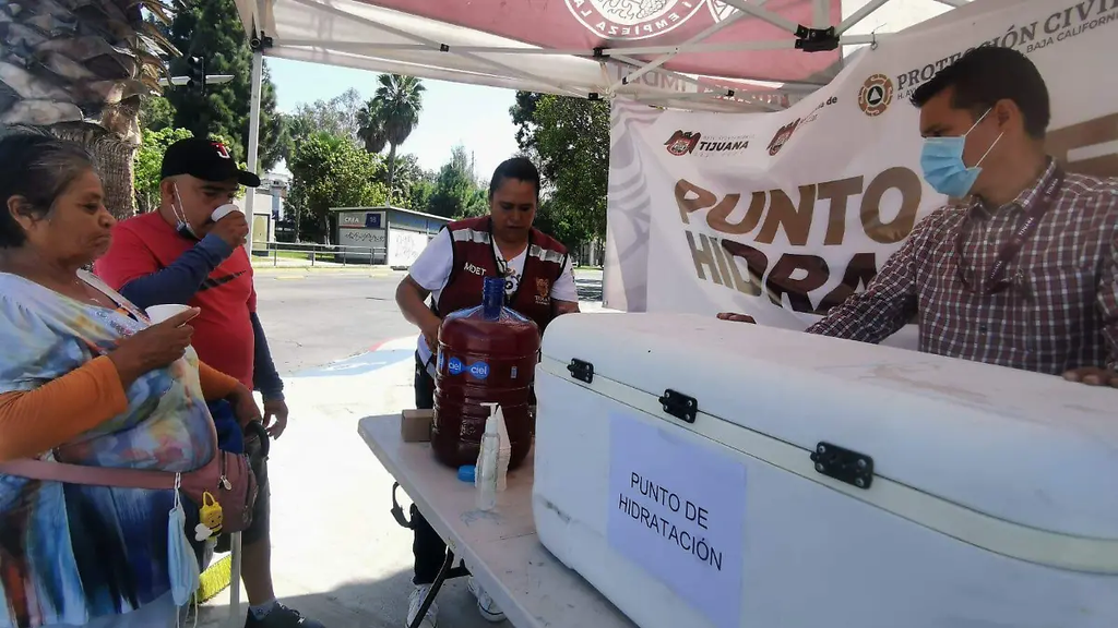 Hasta 300 personas reciben apoyo diariamente ante el calor en Tijuana.