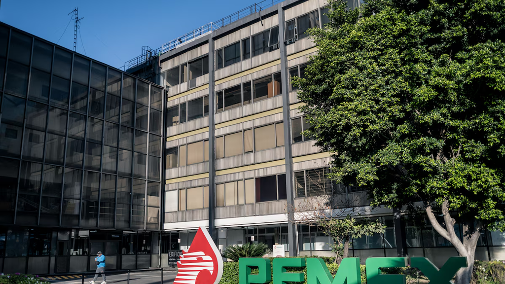 Pemex reduce su riesgo y mejora su perfil crediticio.