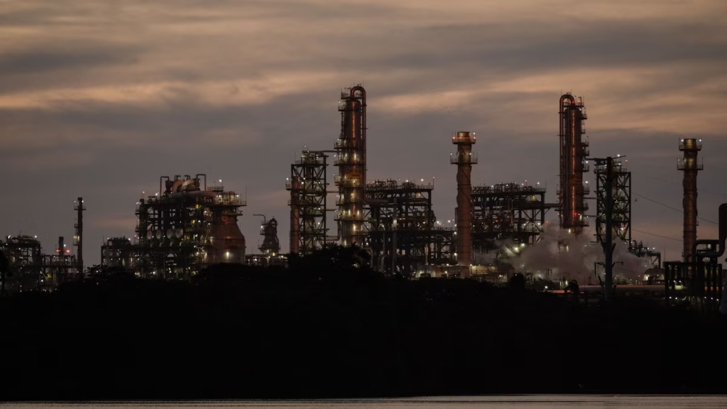 Refinación en Dos Bocas cae 23% en junio