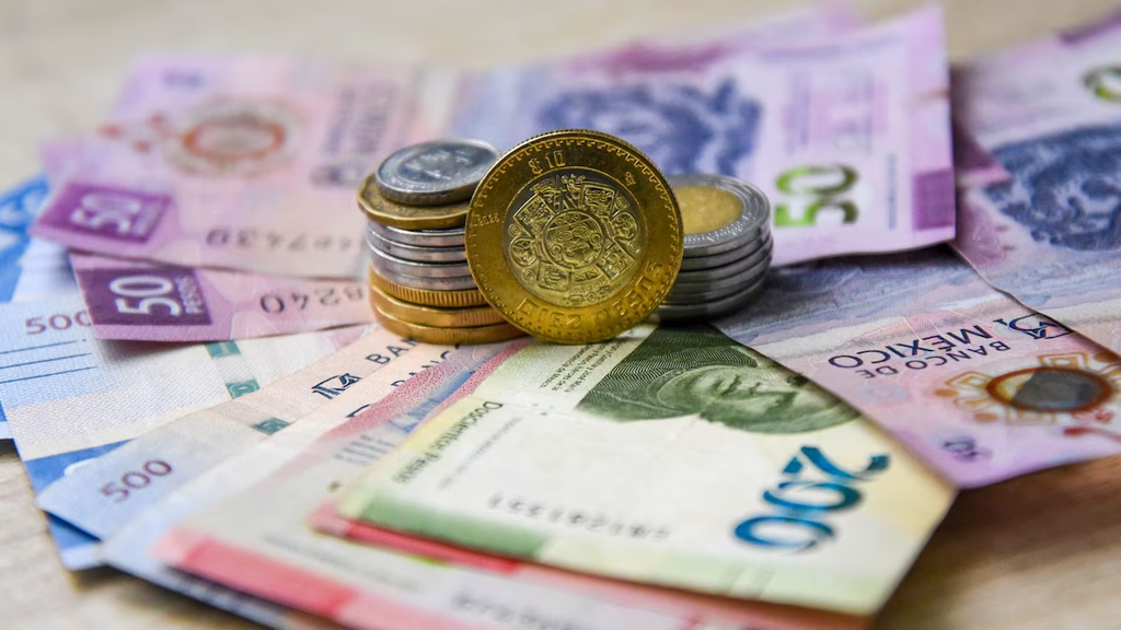 El peso alcanza su mejor nivel frente al dólar en más de dos años.