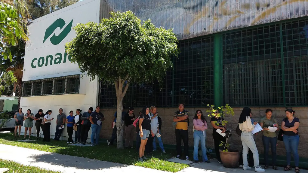 3 mil 400 jóvenes siguen sin lugar en bachillerato en BC