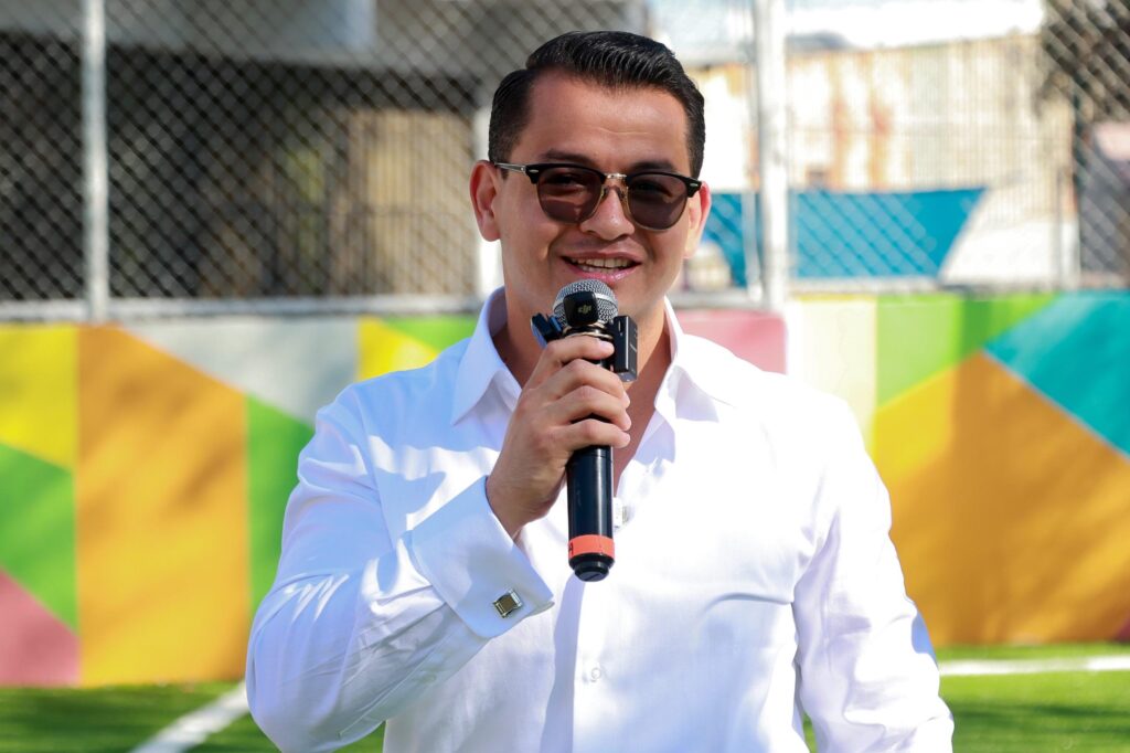 Asiste Abdiel Gutiérrez a entrega de obra de rehabilitación de cancha de futbol en la Escuela Primaria Municipal Emma A. de Bustamante