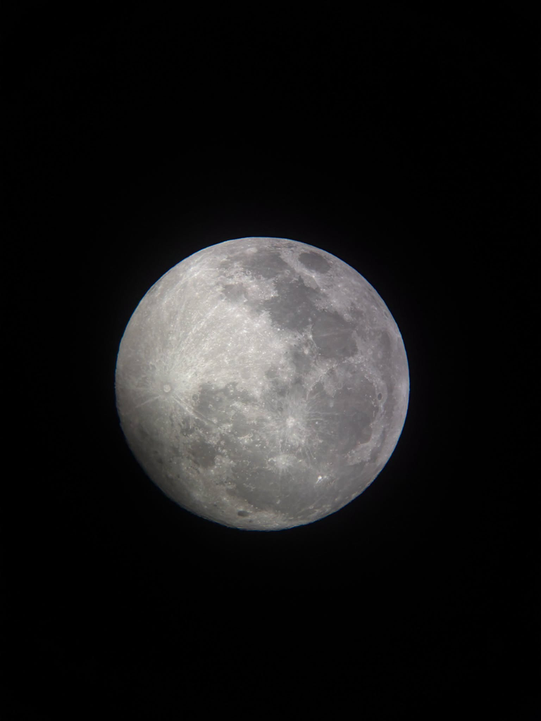 Impresionante fotografía de la luna desde NewCity Plaza