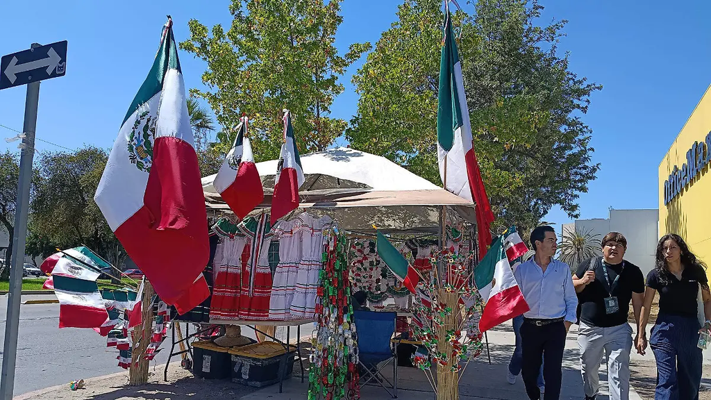 El fervor patrio impulsa la venta de banderas y artículos mexicanos en Tijuana.