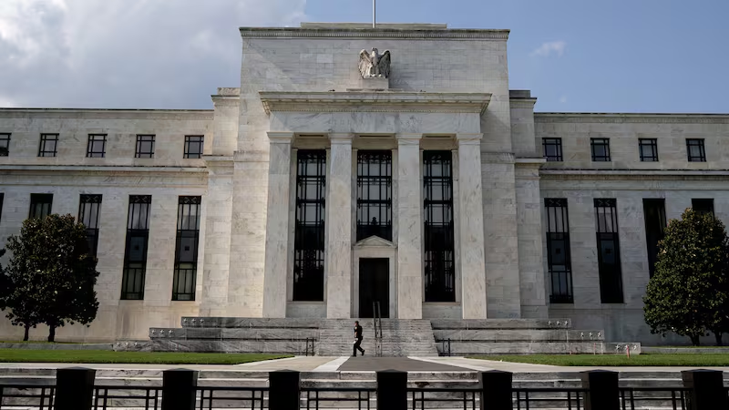 Fed sube tasas por primera vez desde 2023 y perfila otra alza
