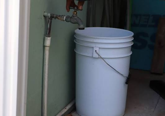 Fuga en acueducto afecta el suministro de agua en 10 colonias de Tijuana.