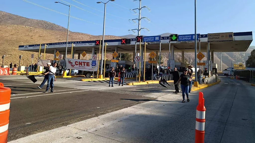 CNTE libera caseta Tijuana-Tecate