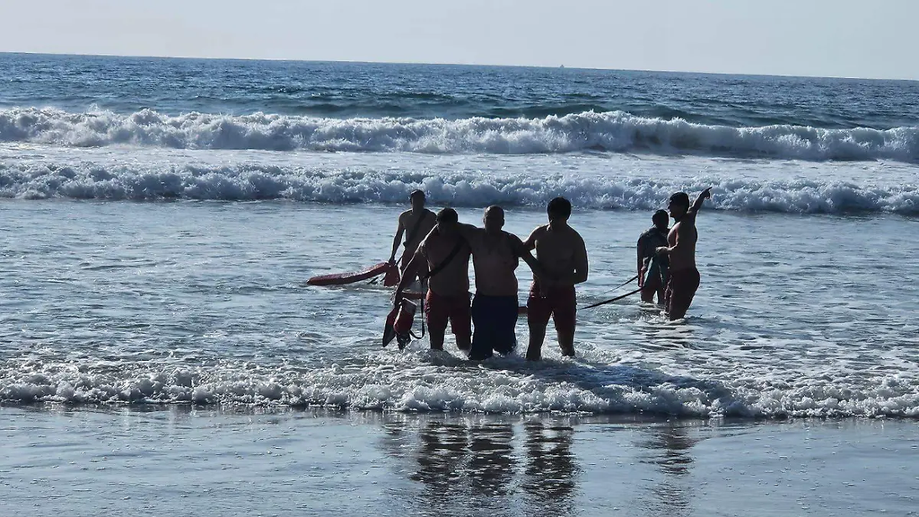 Rescatan a familia arrastrada por el mar en Playas de Tijuana