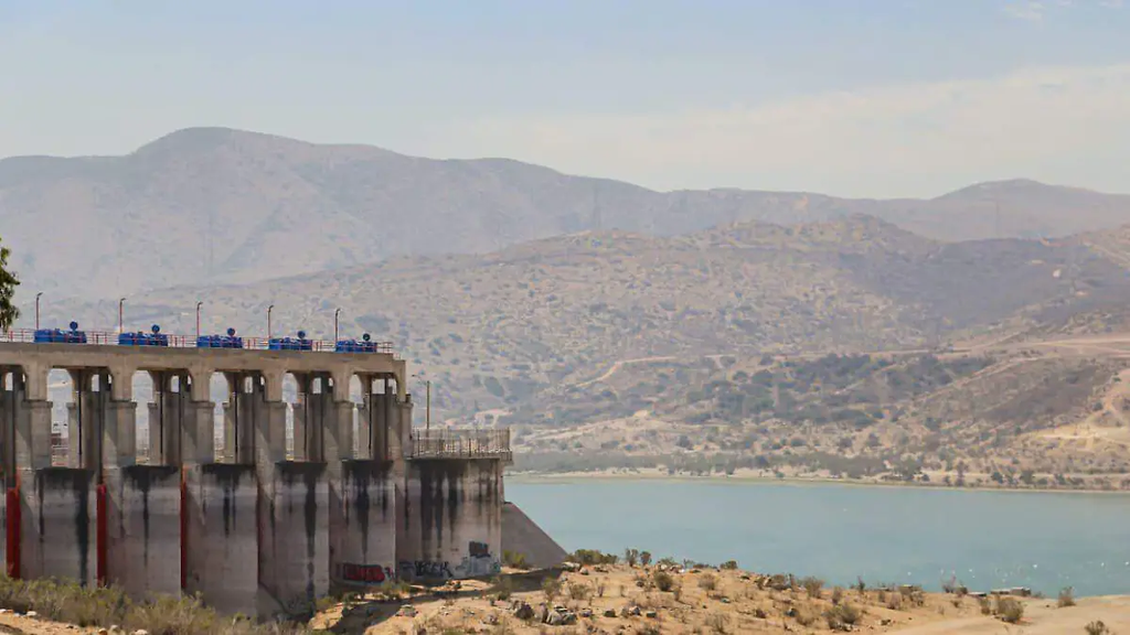 Controlan fuga de hidrocarburos en presa de Tijuana