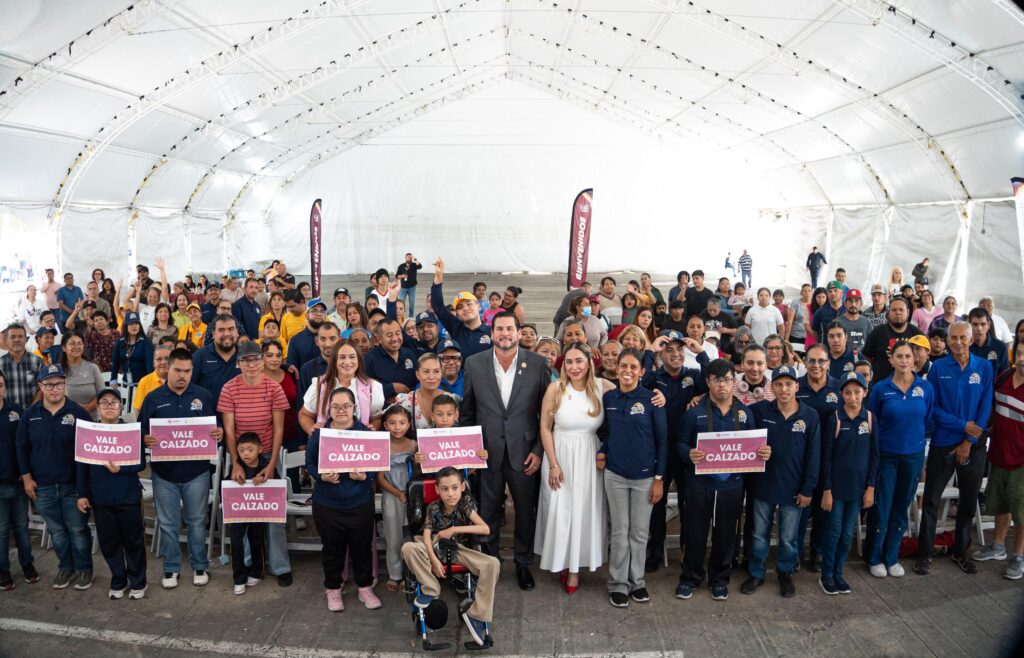 Entrega Ismael Burgueño 200 vales para calzado a niñas y niños con discapacidad