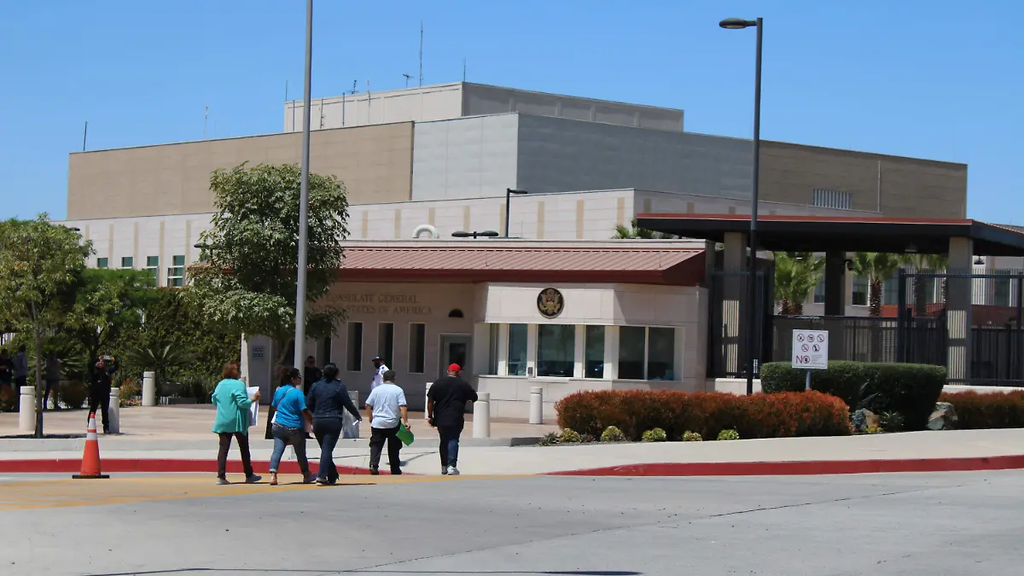 Consulado de EU en Tijuana permitirá ingresar celulares