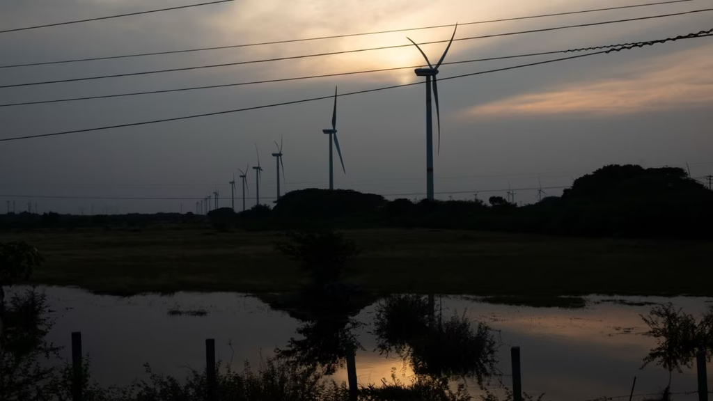 México alista inversión de 12 mil 500 mdd en energía solar y eólica