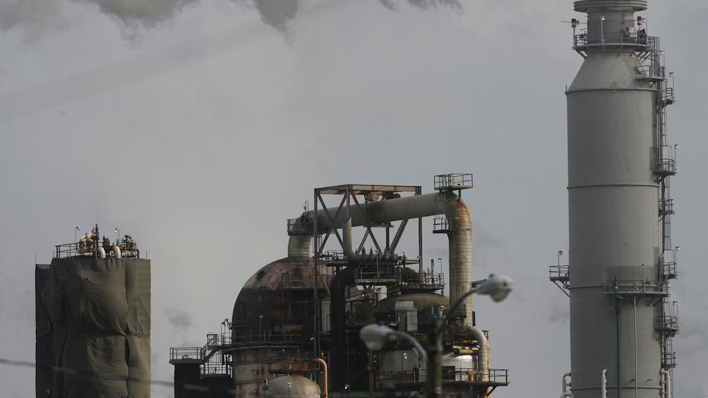 Petróleo supera los 100 dólares y podría seguir caro hasta 2027