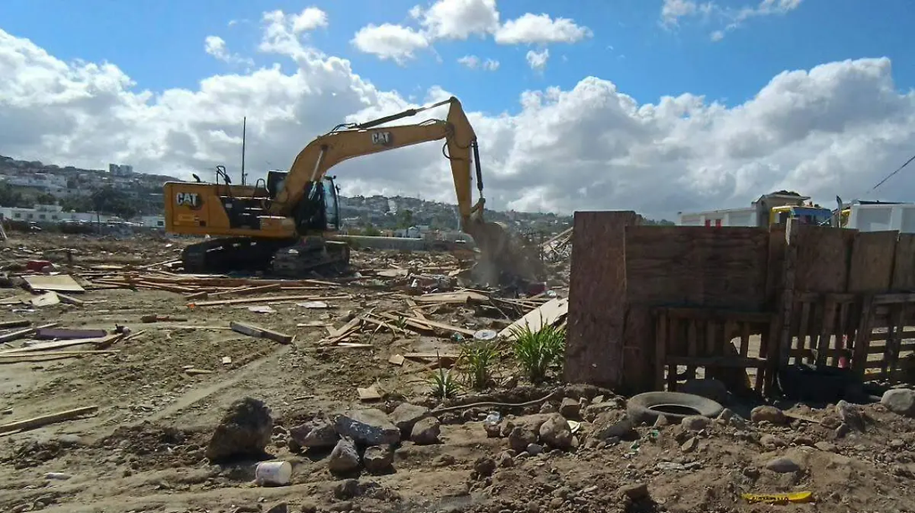 Demuelen viviendas y limpian cauce del Río Tijuana