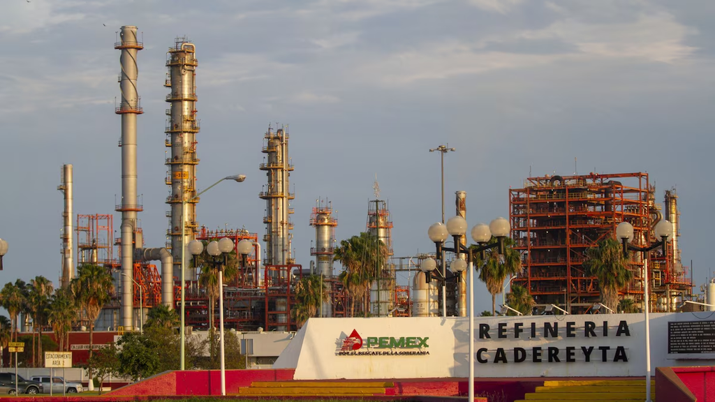 Pemex reduce su deuda 21% y proyecta inversión millonaria