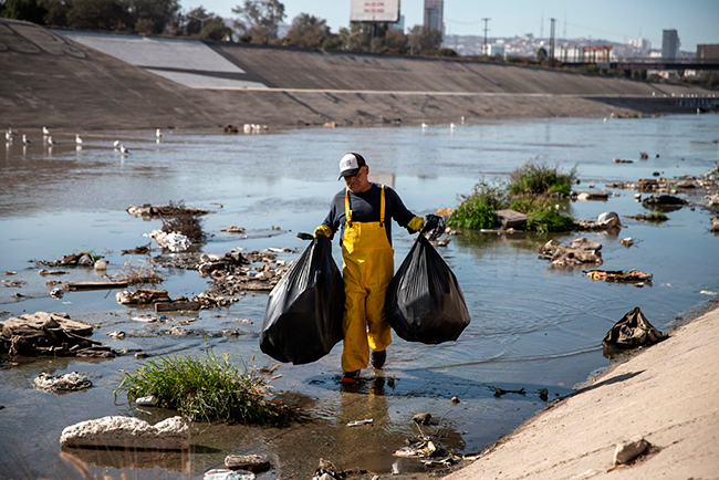 Advierten por acumulación de basura en Río Tijuana